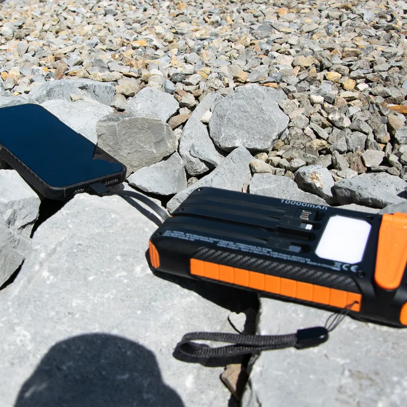 Powerbank All-in-One - 10000 mAh - Notfall-Solar-Panel & Handkurbel - 1 x USB A - integrierte Kabel - LED - Status-LED - schwarz / orange