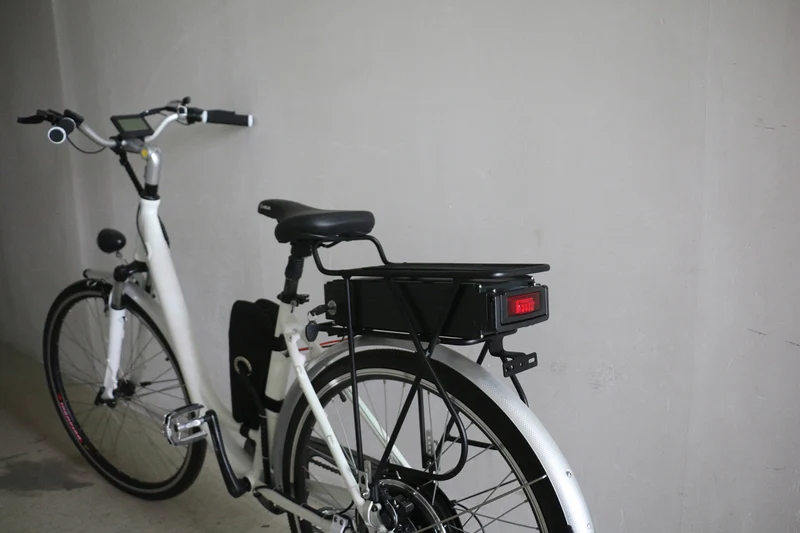 EU Lagerhaus 48V 31.2Ah E-Bike Gepäckträger Akku Set, LG 21700 A-Grade Zellen, inkl. 4A Schnellladegerät, V-Brake Halterung