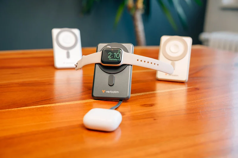 Verbatim Powerbank Charge'n'Go 2C, 5.000mAh, Klappstand, grau Magnetic Wireless, 2 integr. Kabel USB-C, Retail