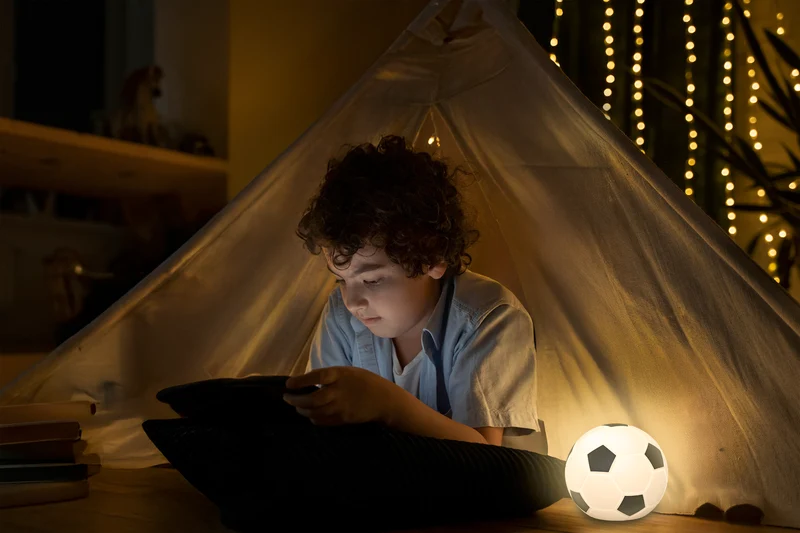 Ansmann LED Soccer Light 1800-0099, dimmbar, Farbwechsel, aufladbarer Akku, Mobil einsetzbares Silikonnachtlicht im Fußball-Design