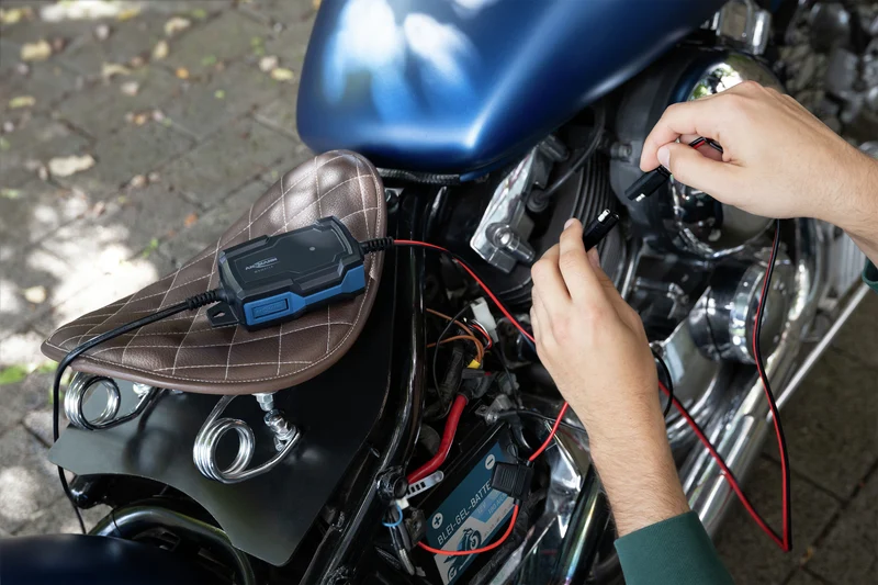 Ansmann BC 6-12V/1A 5-Stufen Kfz-Ladegerät mit automatischer Spannungserkennung für 6V und 12V Blei-Säure-, Blei-Gel- und Blei-Vlies-Batterien