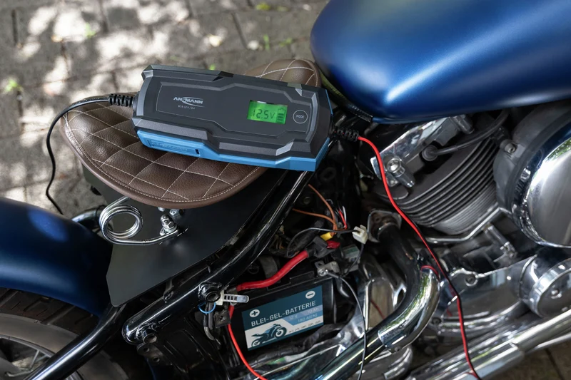 Ansmann BC 6-12V/6A 10-Stufen Kfz-Ladegerät für 6V und 12V Blei-Säure-, Blei-Gel- und Blei-Vlies-Batterien, sowie 12V LiFePO4 Batterien