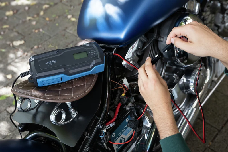 Ansmann BC 6-12V/4A 10-Stufen Kfz-Ladegerät für 6V und 12V Blei-Säure-, Blei-Gel- und Blei-Vlies-Batterien, sowie 12V LiFePO4 Batterien