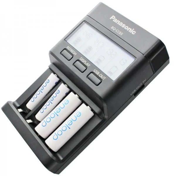 Panasonic eneloop Ladegerät BQ-CC65 inkl. LCD-Display, 4 eneloop Pro AAA Micro, AccuCell Box Blue