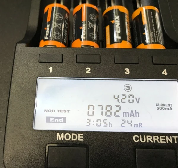 4 Stück Li-ion Akku mit 3,7 Volt, min. 700mAh, typisch 760mAh, max. 820mAh Kapazität inkl. AkkuBox ideal für Überwachungskamera Arlo und LED-Taschenlampen