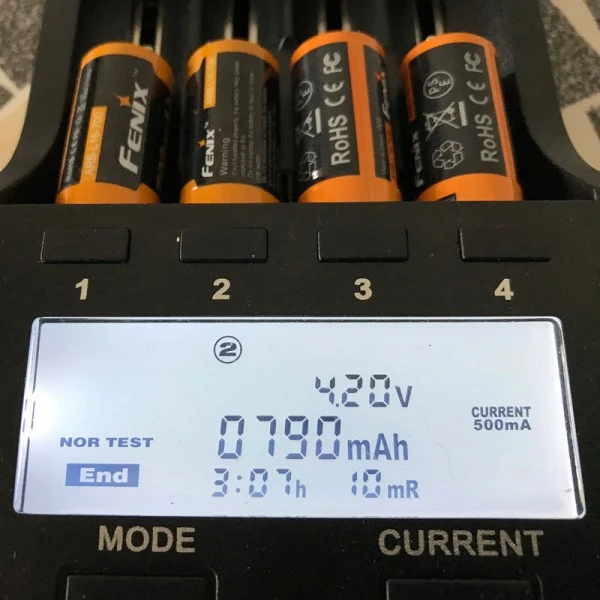 4 Stück Li-ion Akku mit 3,7 Volt, min. 700mAh, typisch 760mAh, max. 820mAh Kapazität inkl. AkkuBox ideal für Überwachungskamera Arlo und LED-Taschenlampen