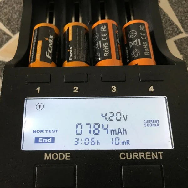 4 Stück Li-ion Akku mit 3,7 Volt, min. 700mAh, typisch 760mAh, max. 820mAh Kapazität inkl. AkkuBox ideal für Überwachungskamera Arlo und LED-Taschenlampen