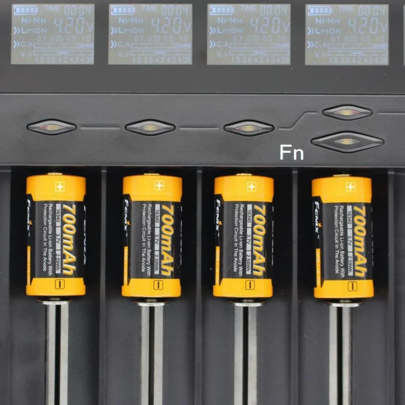 AccuCell 8fach Schnell-Ladegerät und 16 Stück CR123 A Li-Ion Akku mit 3,7 Volt, 760mAh