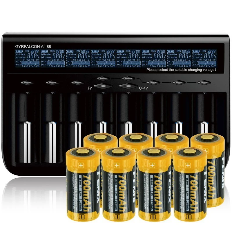 AccuCell 8fach Schnell-Ladegerät und 8 Stück CR123 A Li-Ion Akku mit 3,7 Volt, 760mAh