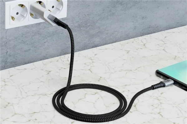 Goobay USB-C auf USB-A Textilkabel mit Metallsteckern, extra-robustes Verbindungskabel für Geräte mit USB-C Anschluss, optimierter Knickschutz