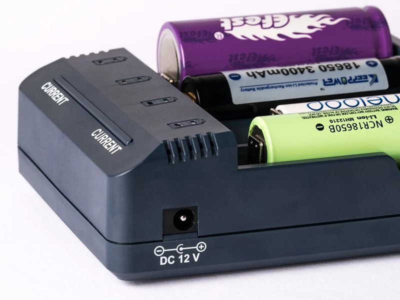 Opus BC1000 Universalladegerät für NIMH/NiCd und Li-Ion-Akkus